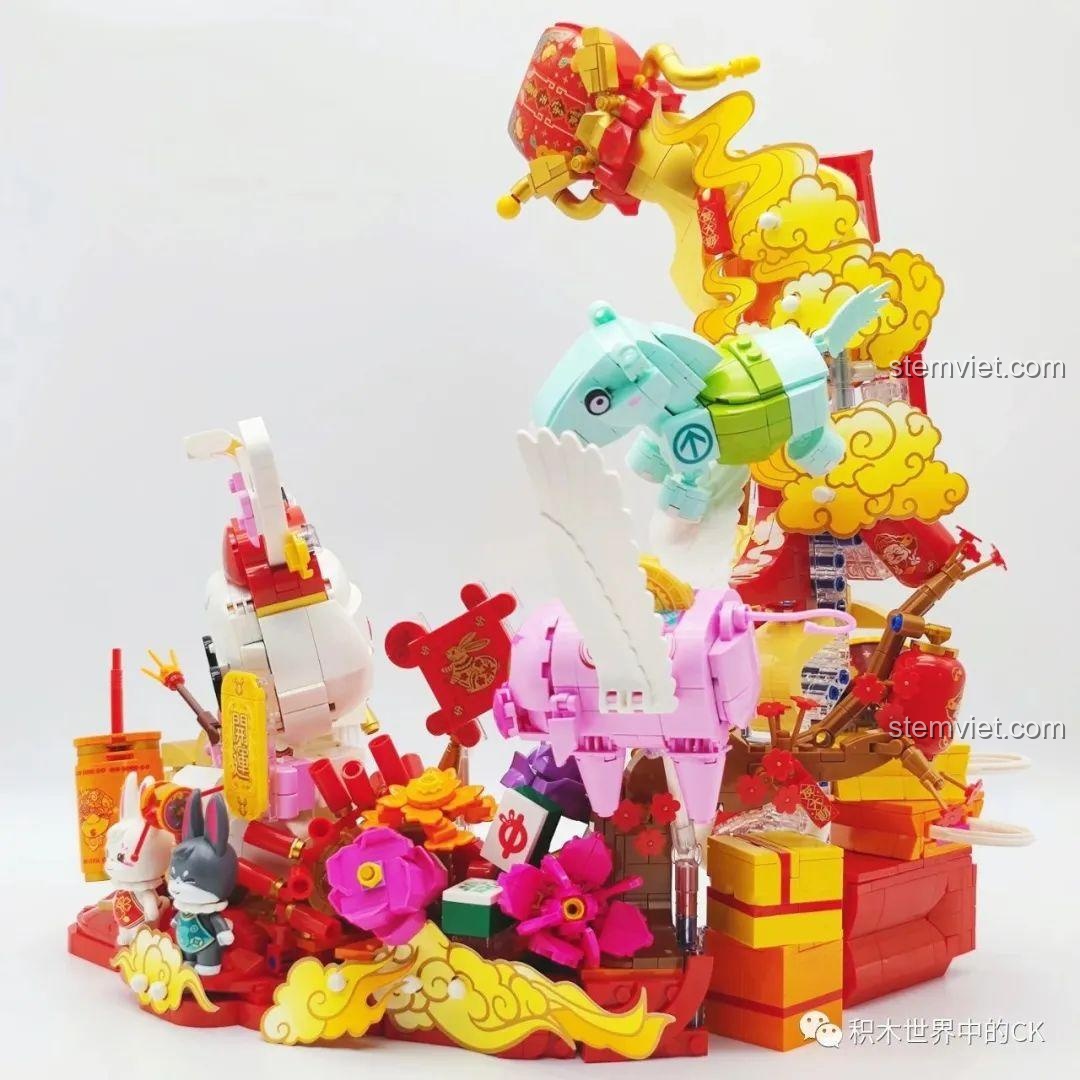 Cận cảnh chi tiết đầu rồng và đám mây vàng trong bộ xếp hình Keeppley K19905 Mô hình Tết Nguyên Đán, thể hiện sự tỉ mỉ và tinh xảo trong thiết kế.
