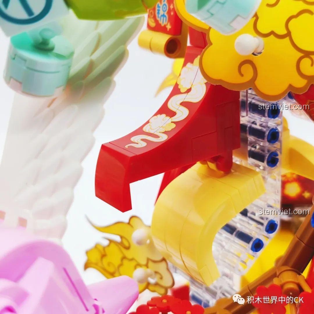 Cận cảnh đèn lồng đỏ rực rỡ trong đồ chơi mô hình Keeppley K19905 Thỏ May Mắn, mang không khí lễ hội, chi tiết sắc nét, hoàn thiện tốt.