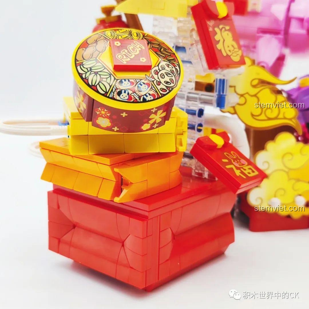 Cận cảnh mô hình Thỏ May Mắn chính trong bộ đồ chơi Keeppley K19905 Bộ lắp ráp phong thủy Tết, với đôi mắt kính tiền đô và biểu cảm vui tươi, độc đáo.