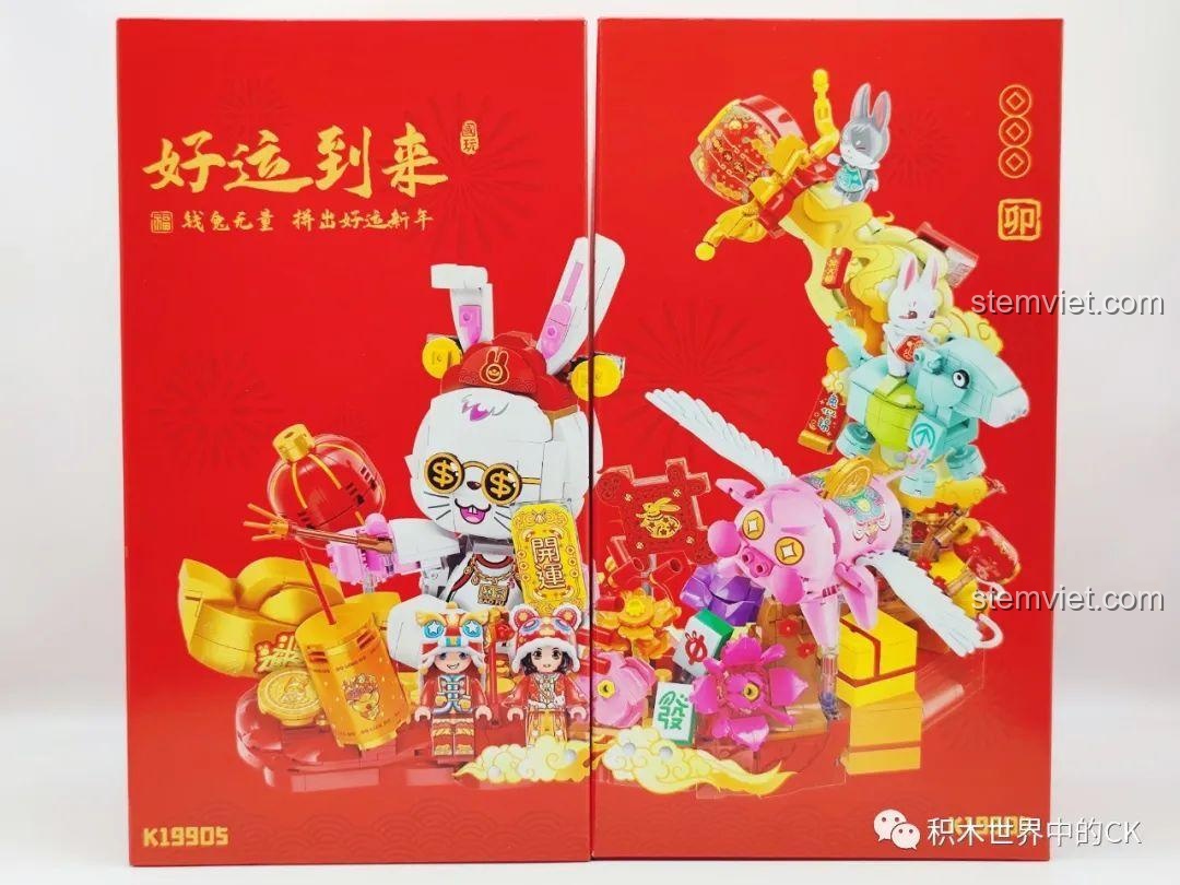 Hộp mở ra của bộ đồ chơi Keeppley K19905 May Mắn Đến Xuân Quý Mão, cho thấy các túi mảnh ghép và hướng dẫn, đồ chơi mô hình Thỏ May Mắn, giá trị cao.