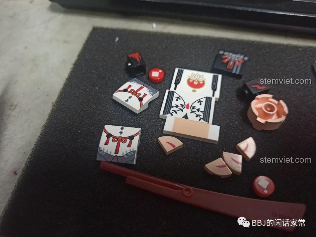 Mặt sau hộp Keeppley K20111 với hình ảnh artwork nhân vật Quỷ Thiết Thức Tỉnh.