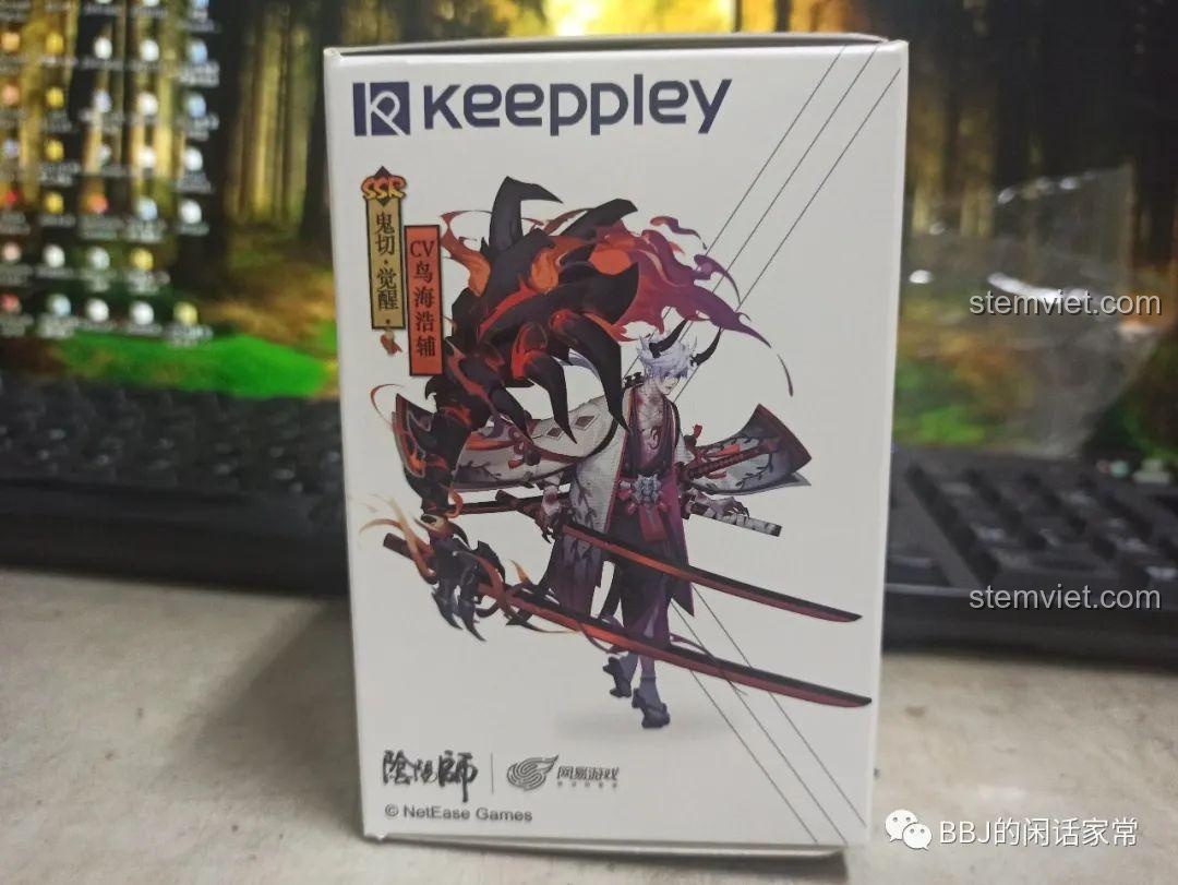 Mặt bên của hộp Keeppley K20111 và hộp sản phẩm khác.