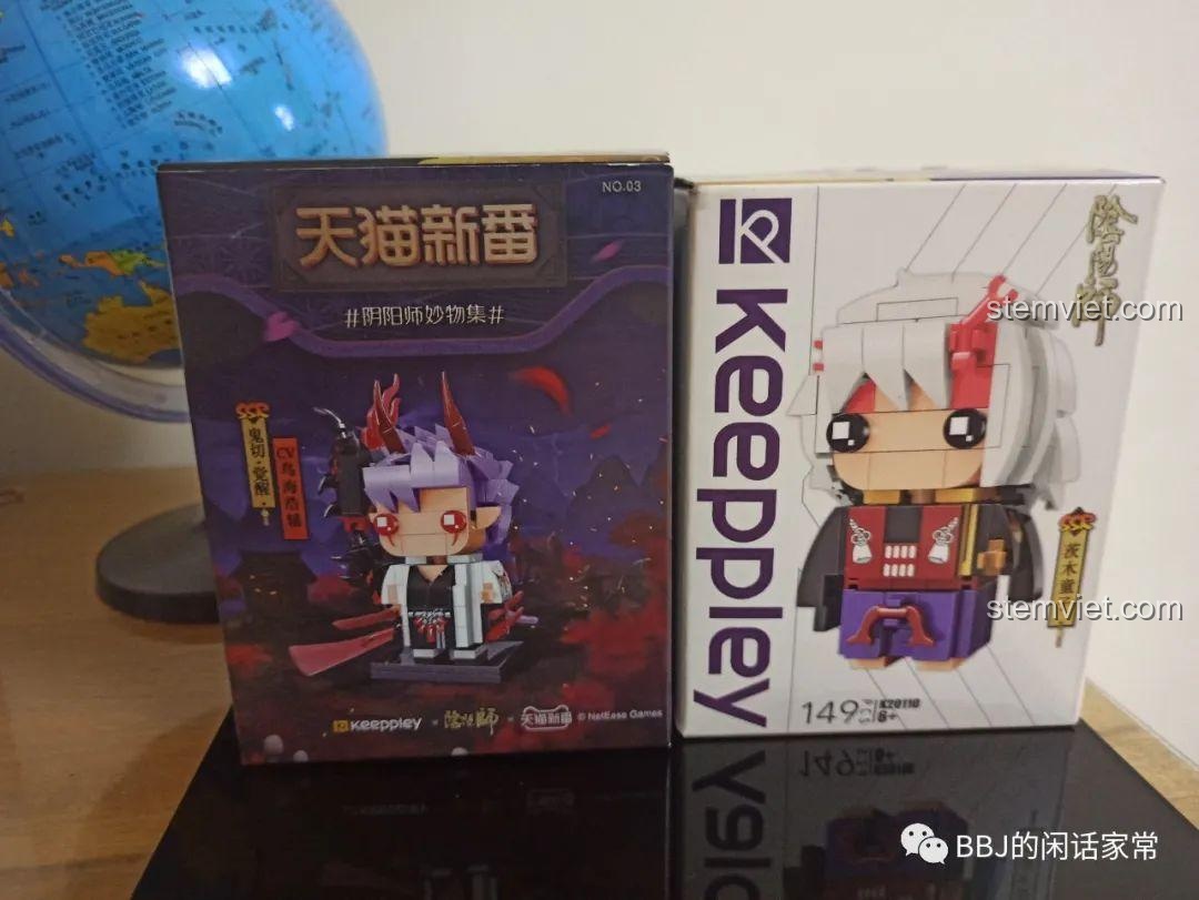 Hộp sản phẩm Keeppley K20111 phiên bản Tmall và phiên bản thường, cùng với một mô hình khác.