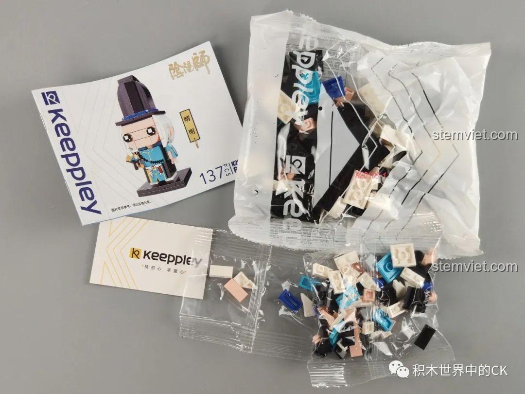 Bên trong hộp bộ xếp hình Keeppley K20112 Yêu Đao Cơ Thức Tỉnh, gồm các túi chi tiết và sách hướng dẫn.