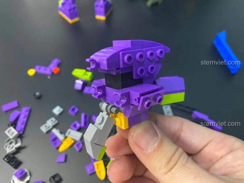 Quá trình lắp ráp phần đầu đặc trưng của robot EVA-01.