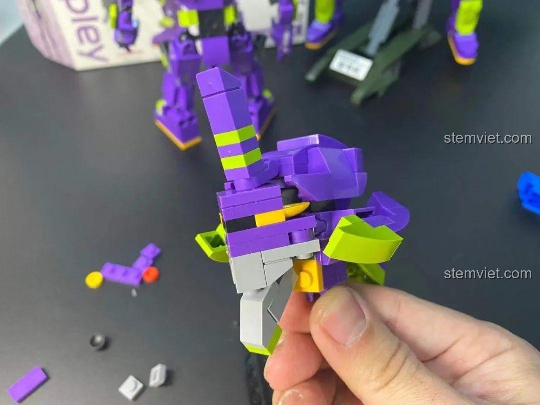 Hoàn thiện phần đầu với các chi tiết sừng và hàm của bộ lắp ráp Robot Evangelion Unit-01.