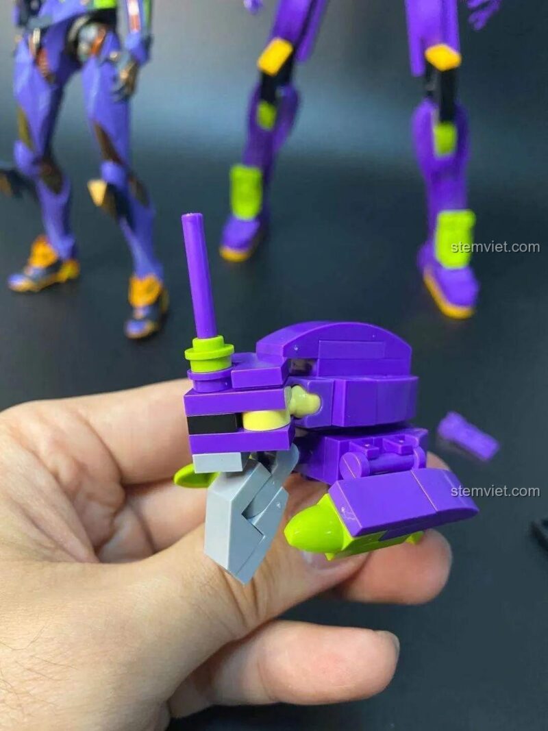 Lắp ráp chi tiết nhỏ cuối cùng cho phần đầu của Mô hình Evangelion Unit-01 20302.