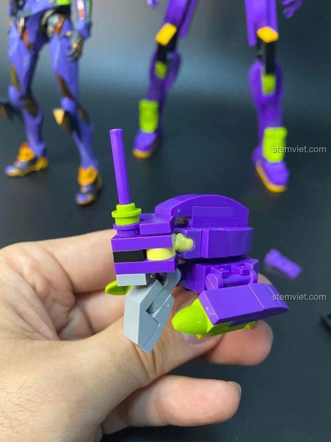 Lắp ráp chi tiết nhỏ cuối cùng cho phần đầu của Mô hình Evangelion Unit-01 20302.