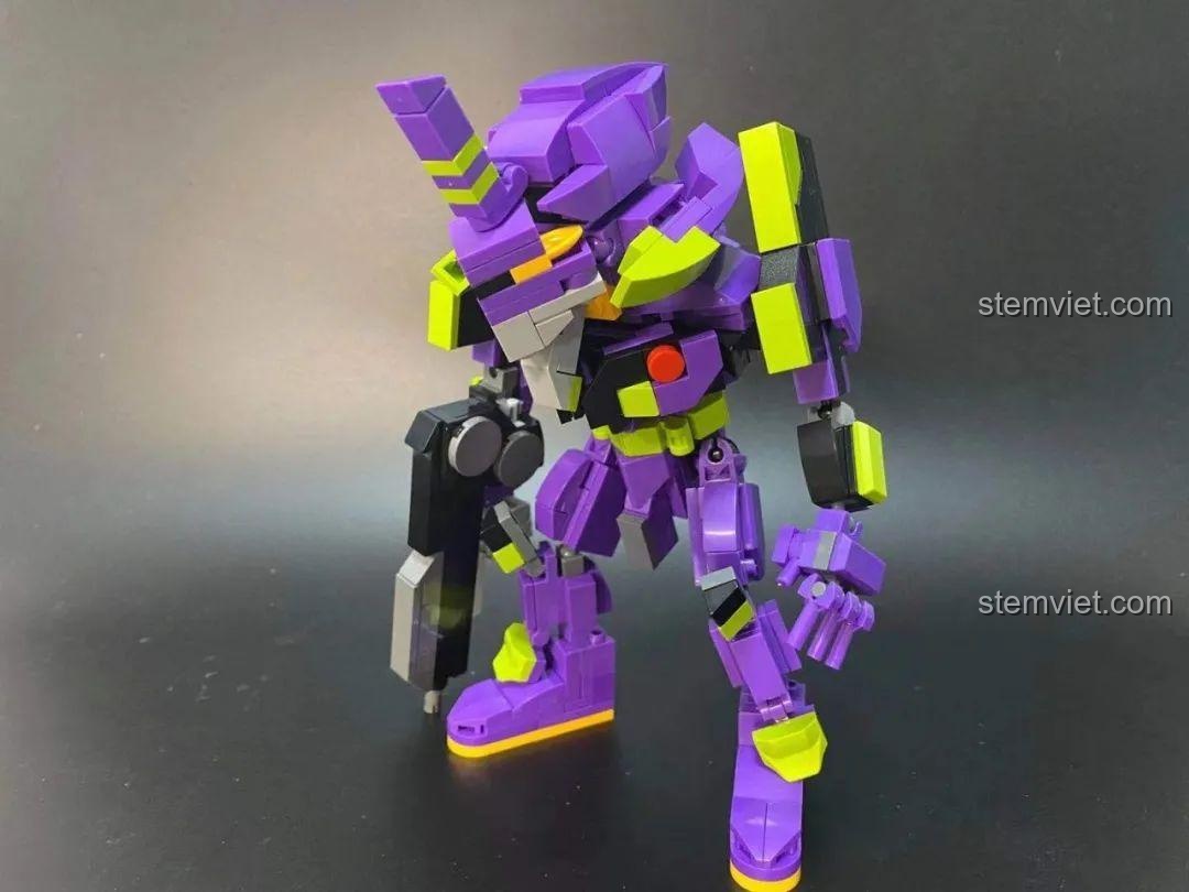 Đồ chơi mô hình Mecha Evangelion Unit-01 cầm vũ khí, tạo dáng chiến đấu.