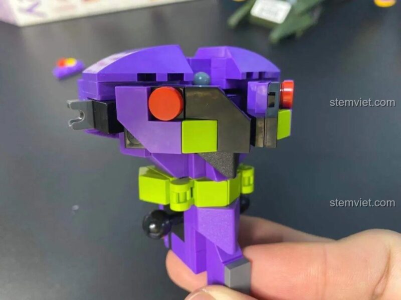 Phần thân trên của Mô hình Evangelion Unit-01 20302 đã hoàn thành, sẵn sàng lắp các chi tiết khác.