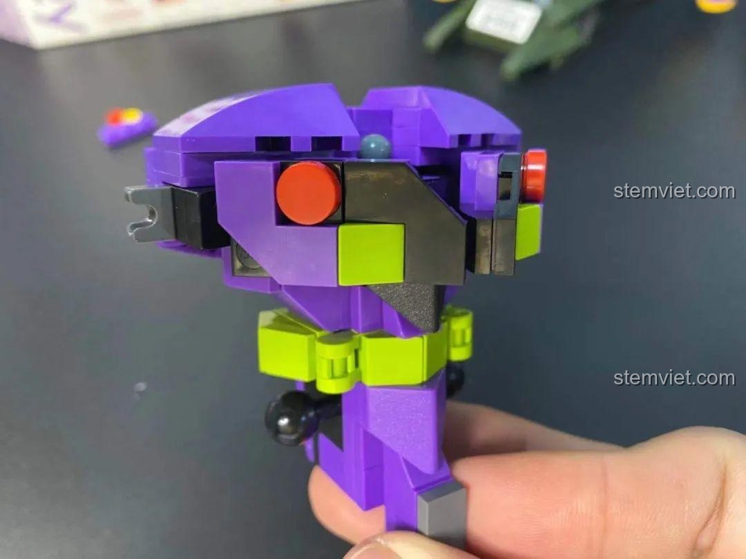 Phần thân trên của Mô hình Evangelion Unit-01 20302 đã hoàn thành, sẵn sàng lắp các chi tiết khác.