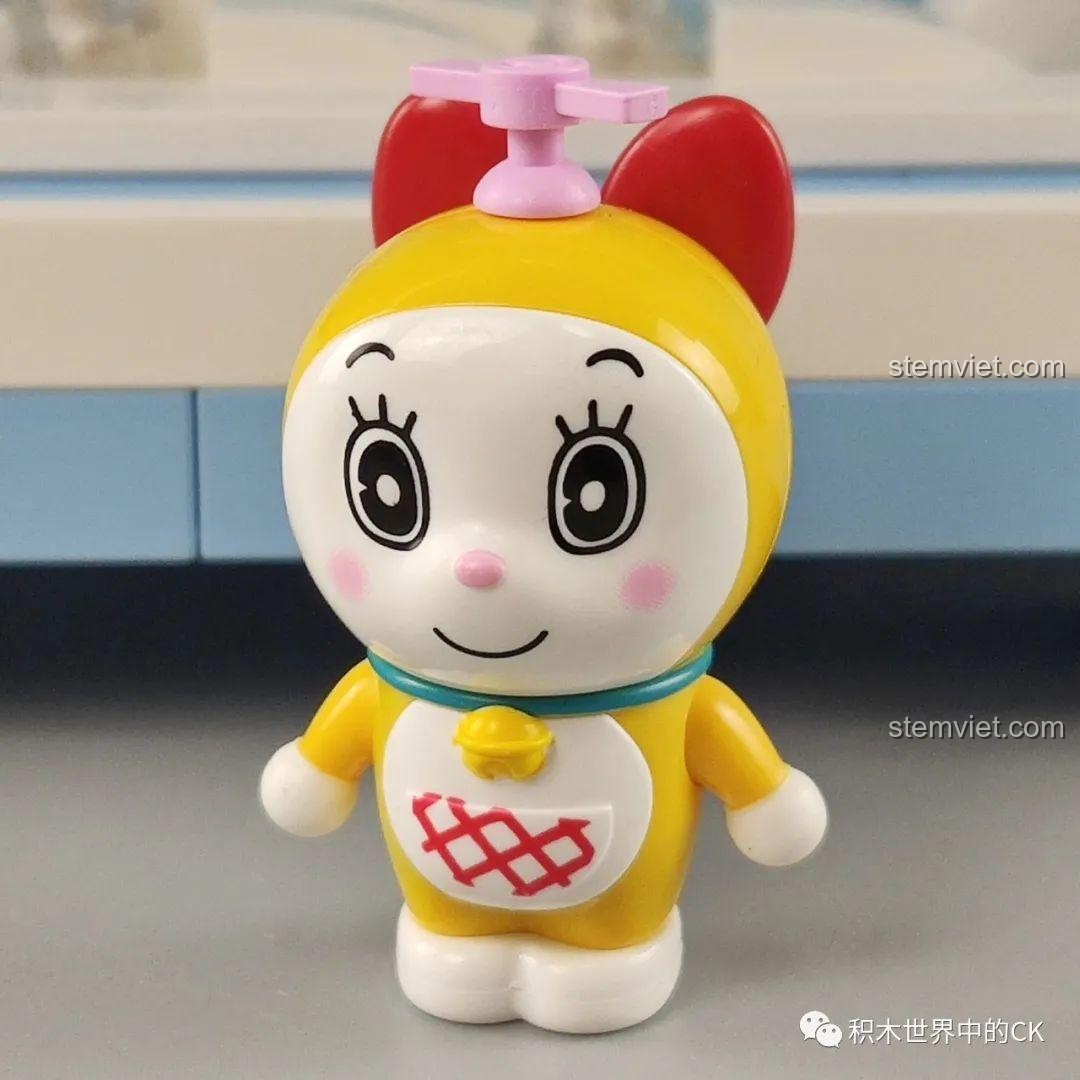 Cận cảnh nhân vật Dorami trong bộ đồ chơi Tivi Doraemon Keeppley K20408, với nơ hồng và cánh quạt tre