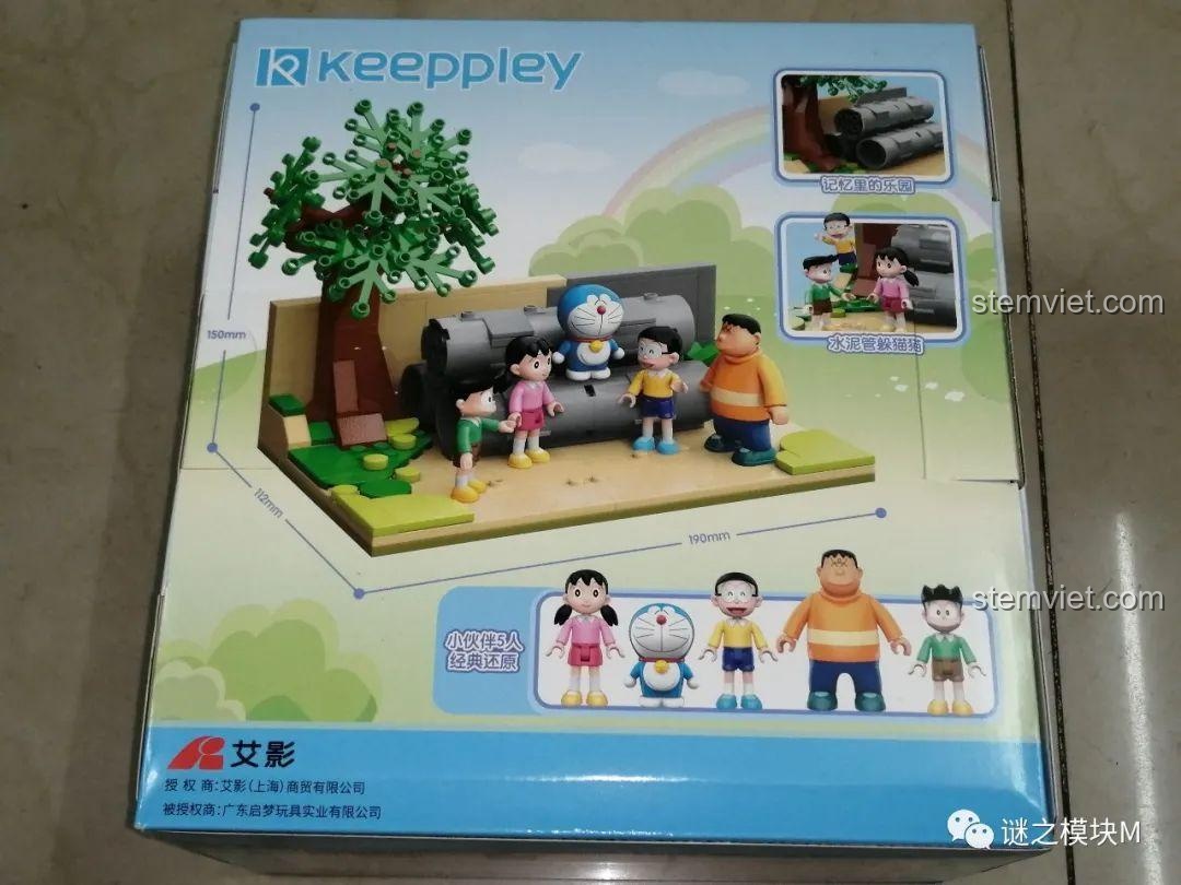 Mặt sau hộp bộ lắp ghép Keeppley K20409 Sân chơi ống cống Doraemon, hiển thị kích thước mô hình 19x11.2x15cm và 5 nhân vật chính.