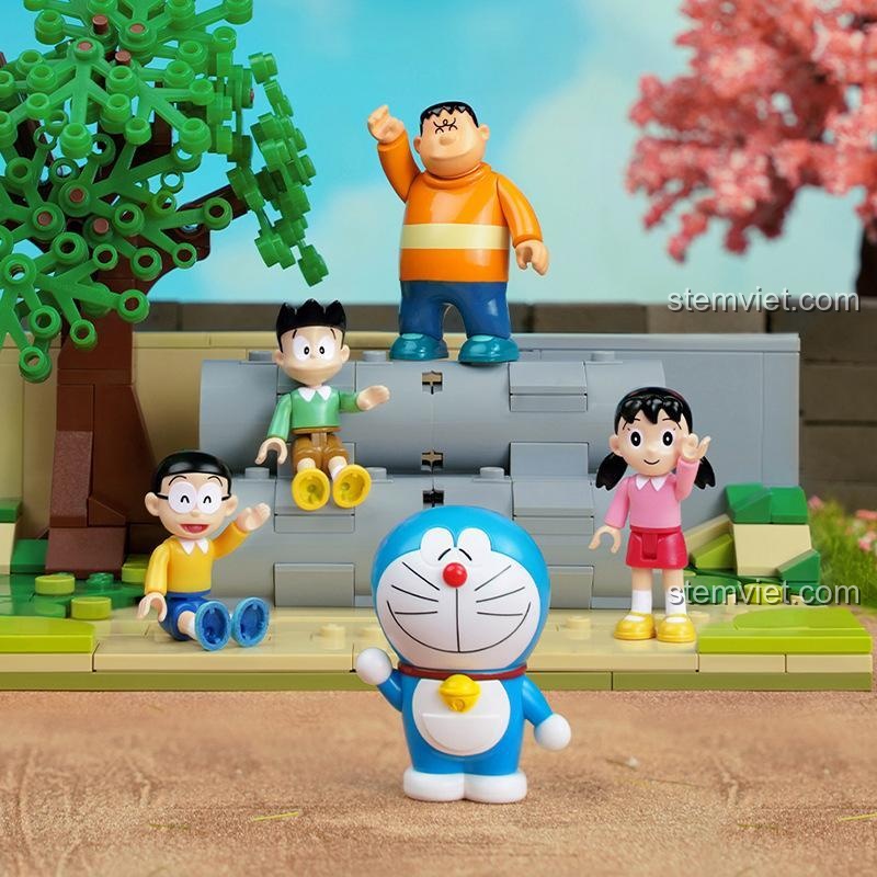Cận cảnh 5 minifigures Doraemon, Nobita, Shizuka, Suneo, Gian từ bộ đồ chơi mô hình Keeppley K20409, chi tiết sắc nét, tái hiện nhân vật.