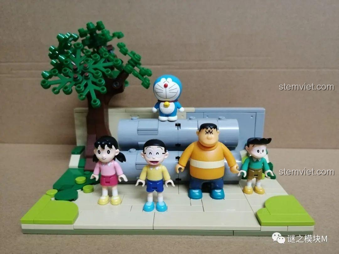 Nhóm 5 minifigures Doraemon, Nobita, Shizuka, Suneo, Gian từ bộ lắp ghép Keeppley K20409, tái hiện tình bạn tuổi thơ.