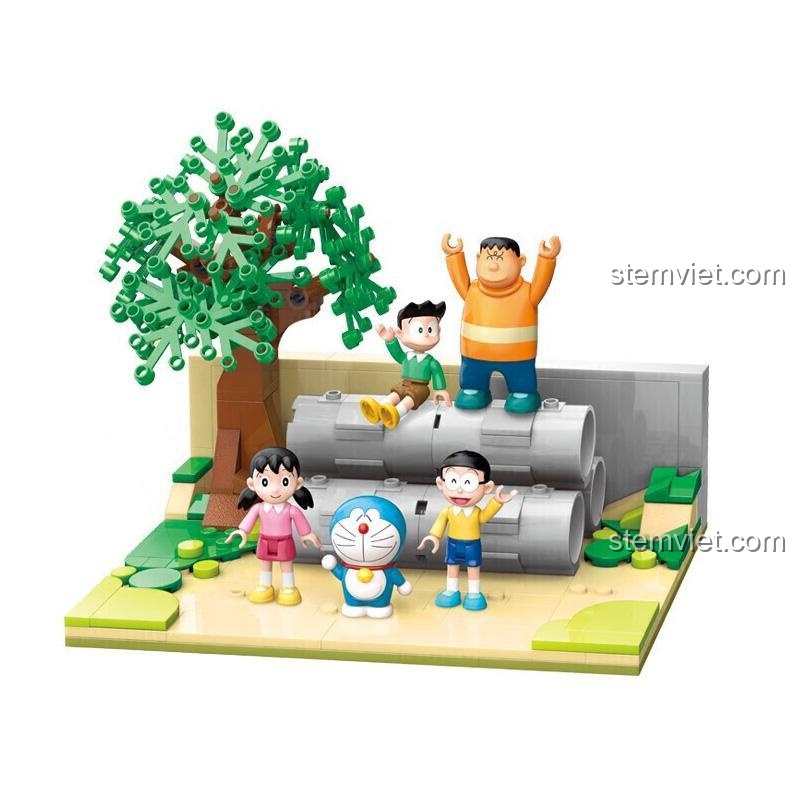Mô hình Sân chơi ống cống Doraemon Keeppley K20409 đã lắp ráp hoàn chỉnh, với cây xanh và ống cống, các nhân vật đang tương tác.