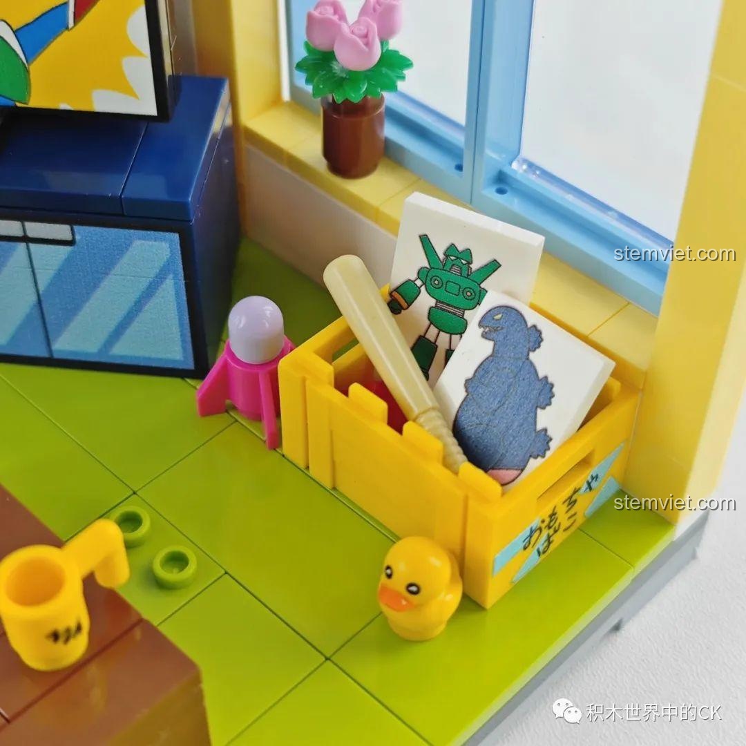 Cơ chế cửa trượt hoạt động của bộ xếp hình K20606 Phòng khách nhà Crayon Shin-chan Keeppley, đồ chơi mô hình Cảnh phòng khách Crayon Shin-chan, cho bé 7 tuổi, tính năng độc đáo.