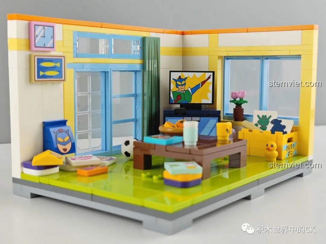 Shin-chan và Misae đứng trên phần đế đang lắp dở của bộ xếp hình Keeppley K20606, đồ chơi mô hình 606, cho bé trai và bé gái 7 tuổi, giá hời.