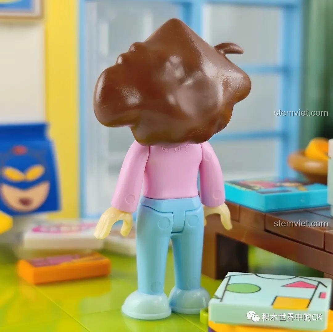 Mặt sau minifigure Misae của bộ xếp hình K20606 Phòng khách nhà Crayon Shin-chan Keeppley, đồ chơi mô hình Cảnh phòng khách Crayon Shin-chan, cho bé trai và bé gái 7 tuổi.