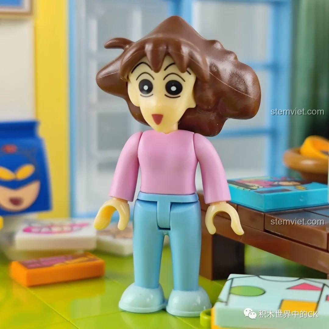 Cận cảnh minifigure Misae của bộ lắp ghép Phòng khách nhà Crayon Shin-chan, đồ chơi lắp ráp Keeppley, cho bé 7 tuổi, chất lượng tốt.