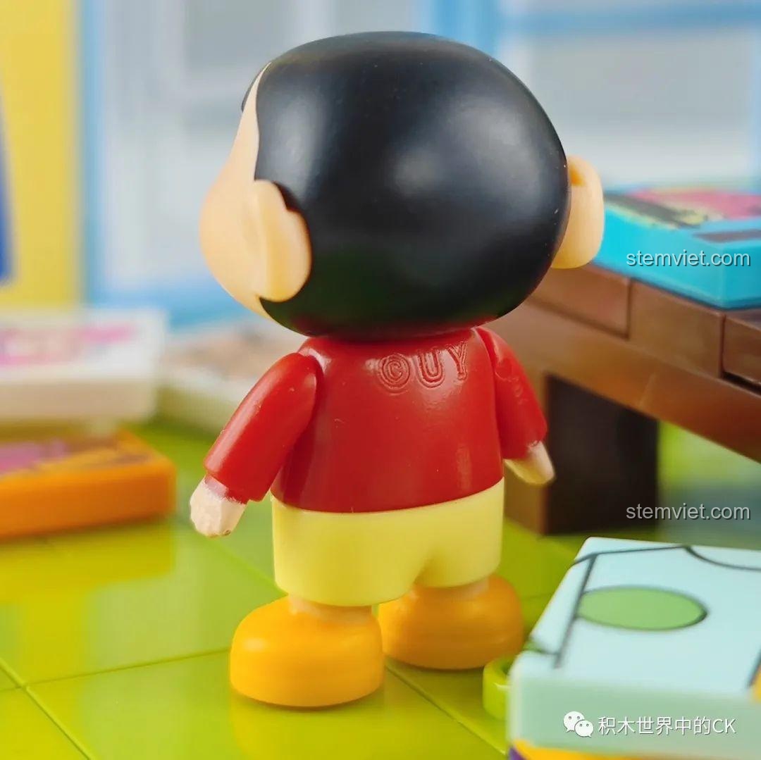 Mặt sau minifigure Shin-chan của bộ đồ chơi mô hình 606, Phòng khách nhà Crayon Shin-chan 606, cho bé trai và bé gái 7 tuổi, đáng mua.
