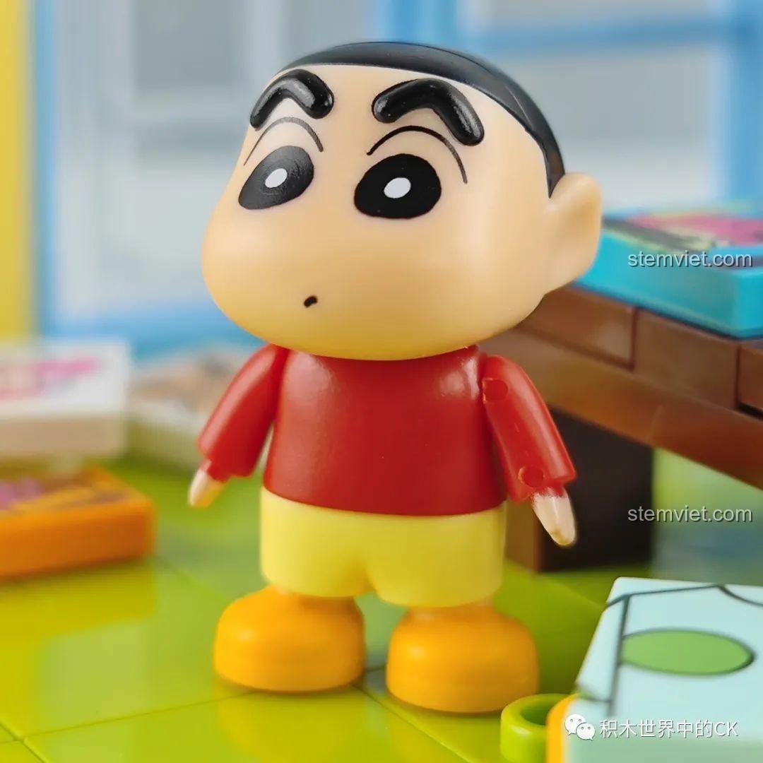 Cận cảnh minifigure Shin-chan của bộ đồ chơi lắp ráp Nội thất nhà Crayon Shin-chan 20606, bộ xếp hình Keeppley K20606, cho bé 7 tuổi, chi tiết cao.