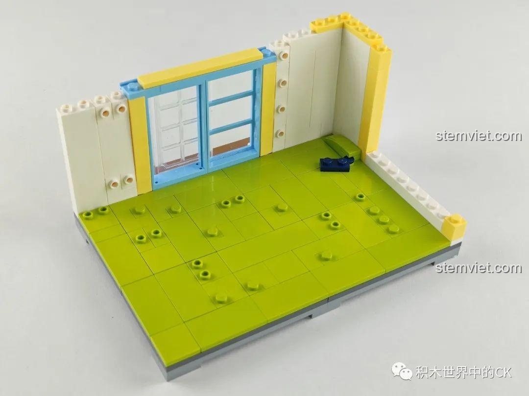 Mặt sau sách hướng dẫn bộ lắp ghép Phòng khách nhà Crayon Shin-chan, đồ chơi lắp ráp Keeppley, có hình nhân vật, cho bé trai và bé gái 7 tuổi.