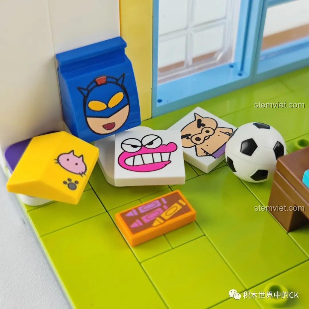 Mô hình TV và điều khiển từ xa có tính năng âm thanh của bộ lắp ghép Phòng khách nhà Crayon Shin-chan, đồ chơi lắp ráp Keeppley, cho bé 7 tuổi, trải nghiệm sống động.