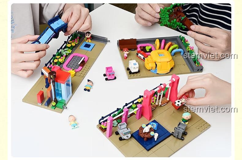 Trẻ em cùng nhau lắp ráp bộ đồ chơi mô hình Công viên Kasukabe, rèn luyện kỹ năng hợp tác.