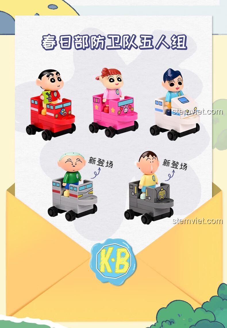 Ảnh 5 minifigures Biệt đội phòng vệ Kasukabe trên các toa tàu đồ chơi, với huy hiệu KB (Kasukabe Boueitai).