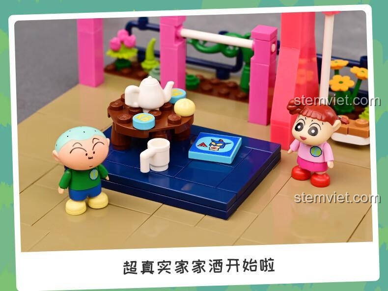 Nene và Masao đang chơi trò đồ hàng siêu thực tế với bộ ấm trà trong bộ đồ chơi Keeppley K20616.