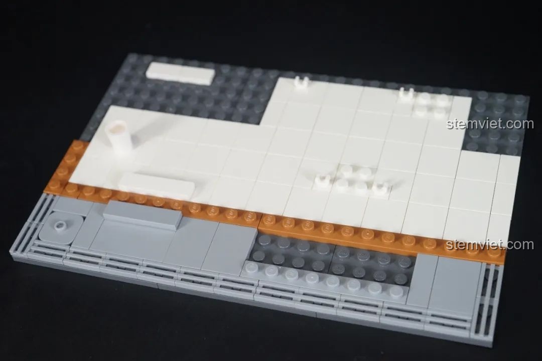 Nền móng đang được lắp ráp của quán cà phê Poirot trong bộ Keeppley K20710, đồ chơi xây dựng Conan.