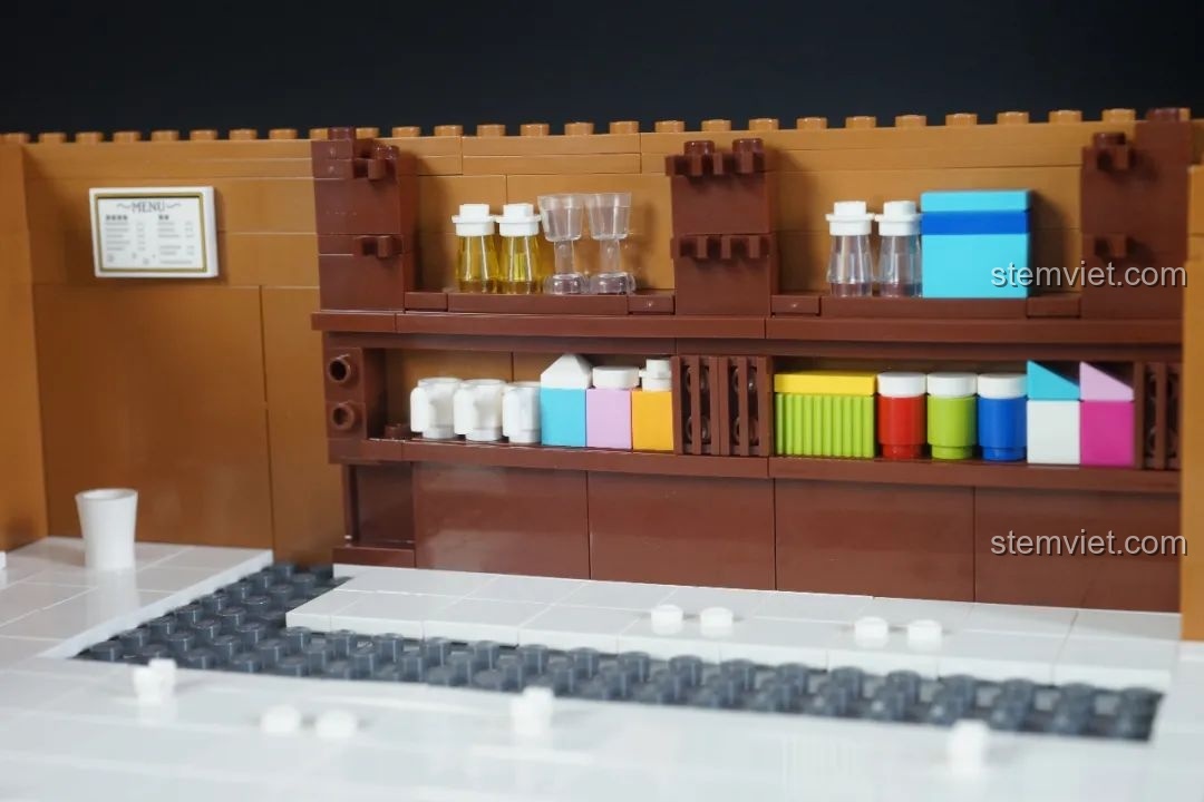 Chi tiết quầy bar và kệ đồ uống trong quán cà phê Poirot của bộ Keeppley K20710, đồ chơi lắp ráp Thám tử Conan.