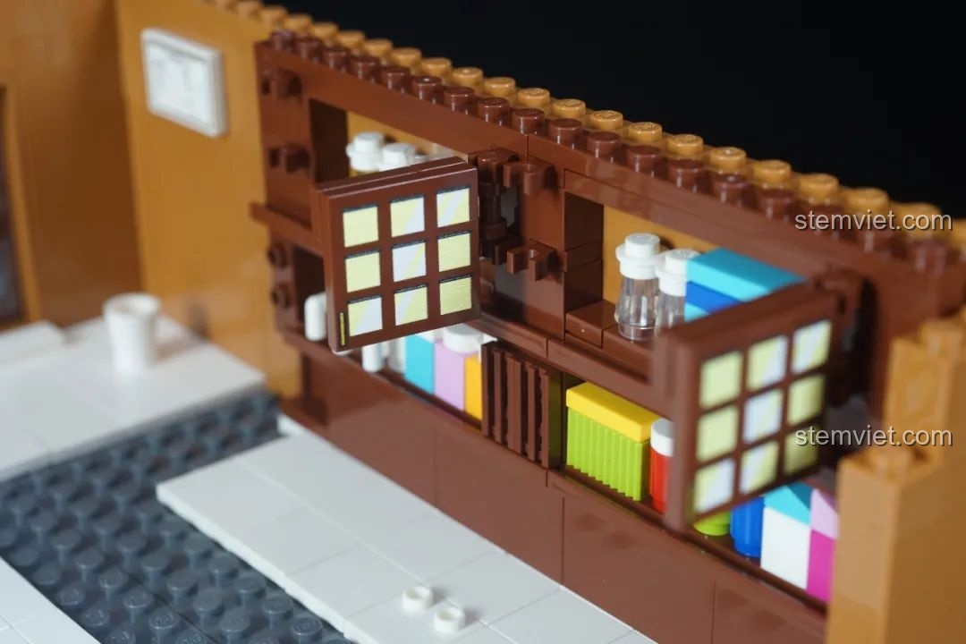 Cận cảnh tủ kính và vật dụng trên kệ trong quán cà phê Poirot Keeppley K20710, đồ chơi mô hình chất lượng cao.