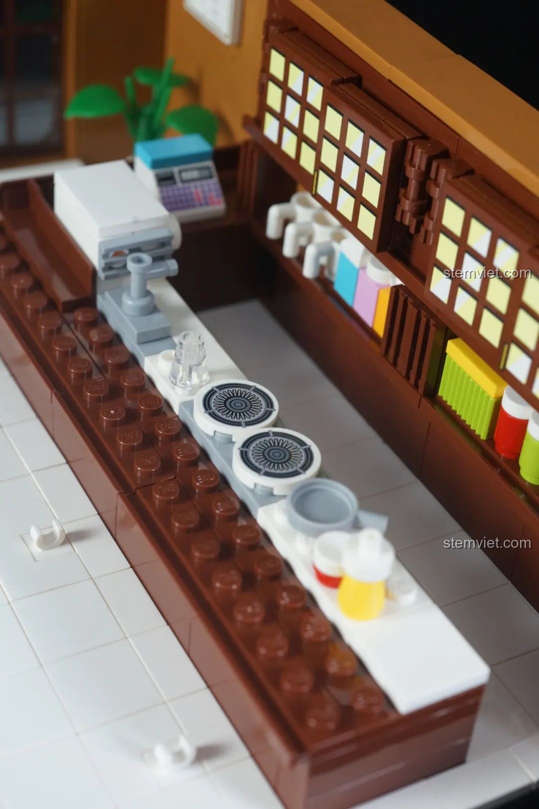 Khu vực bếp và máy pha cà phê trong quán Poirot của bộ Keeppley K20710, đồ chơi lắp ráp Thám tử lừng danh Conan.