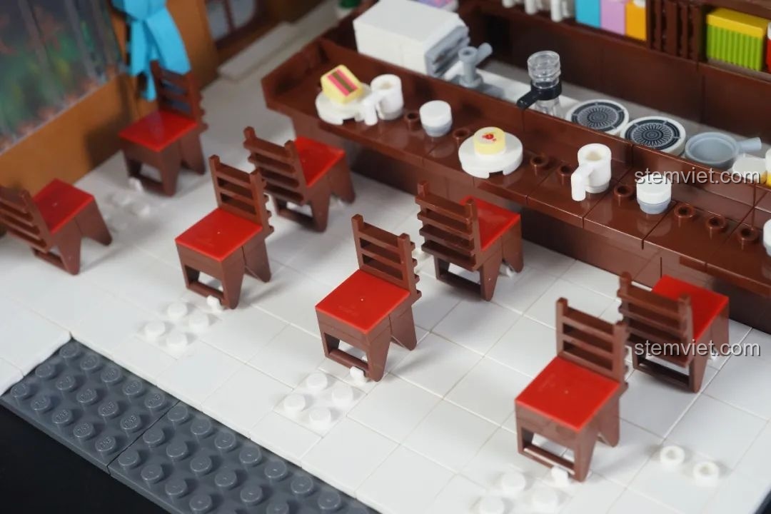Bàn ghế trong quán cà phê Poirot của bộ Keeppley K20710, đồ chơi xếp hình Mô hình Văn phòng Thám tử Mori.