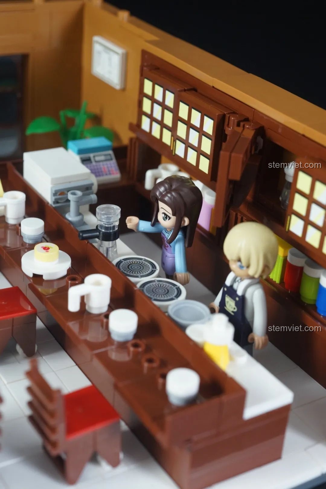 Minifigures nhân viên quán cà phê Poirot trong bộ Keeppley K20710, đồ chơi mô hình Văn phòng Thám tử Mori.