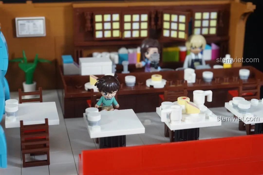 Minifigure Conan ngồi trong quán cà phê Poirot của bộ Keeppley K20710, đồ chơi lắp ráp Thám tử Conan.