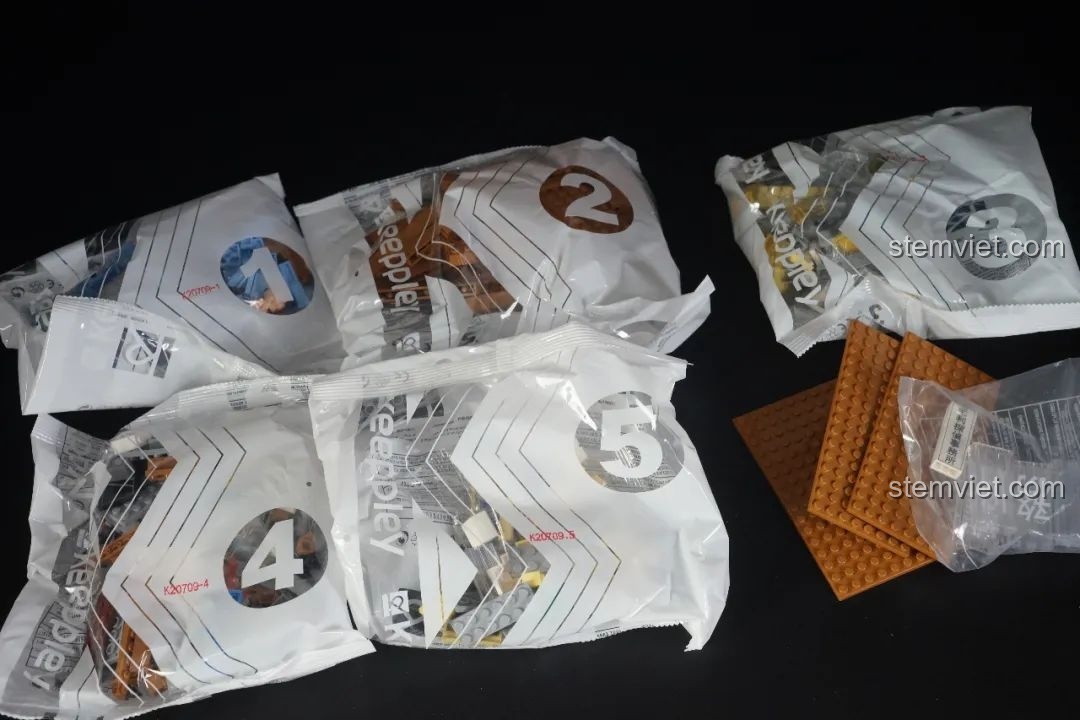 Nền móng đang được lắp ráp của Văn phòng Thám tử Mori Keeppley K20709, bộ khối lắp ghép Trụ sở Thám tử Mori.