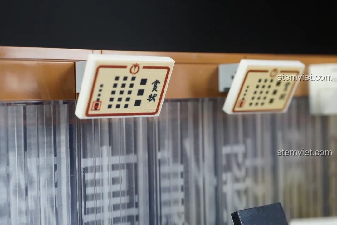 Minifigure Mori Kogoro ngồi làm việc trong Văn phòng Thám tử Mori Keeppley K20709, đồ chơi mô hình Văn phòng Thám tử Mori.