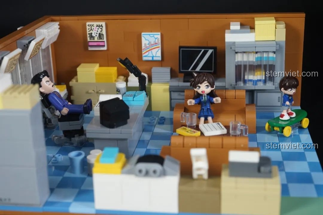 Quán cà phê Poirot với minifigures trong bộ Keeppley K20710, đồ chơi xếp hình Mô Văn phòng Thám tử Mori.