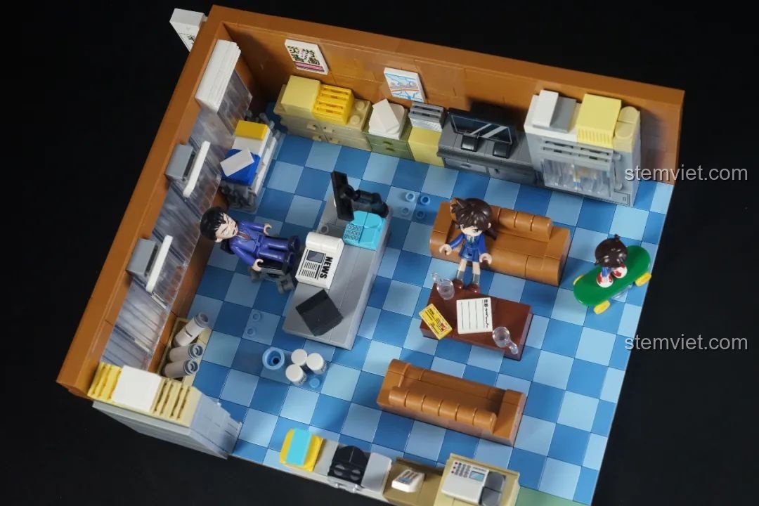 Góc nhìn bên ngoài quán cà phê Poirot của bộ Keeppley K20710, set đồ chơi Mô hình Văn phòng Thám tử Mori.