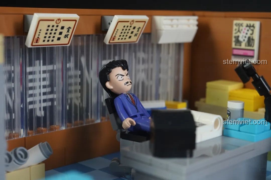 Cầu thang dẫn lên tầng trên của mô hình Keeppley K20709 Văn phòng Thám tử Mori, bộ khối lắp ghép Trụ sở Thám tử Mori.