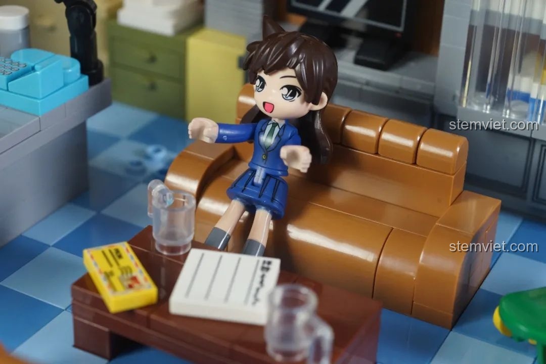 Minifigure Conan trên ván trượt trong Văn phòng Thám tử Mori Keeppley K20709, đồ chơi lắp ghép Văn phòng Thám tử Mori.