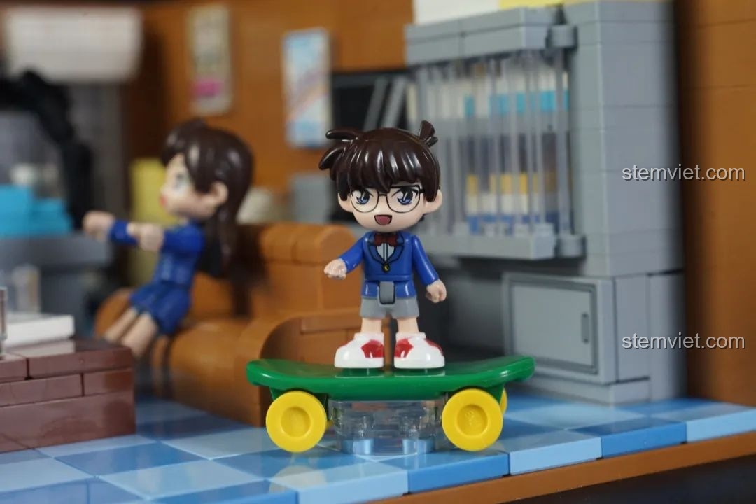 Minifigure Ran Mori ngồi trên ghế sofa trong Văn phòng Thám tử Mori Keeppley K20709, đồ chơi xây dựng Thám tử lừng danh Conan.