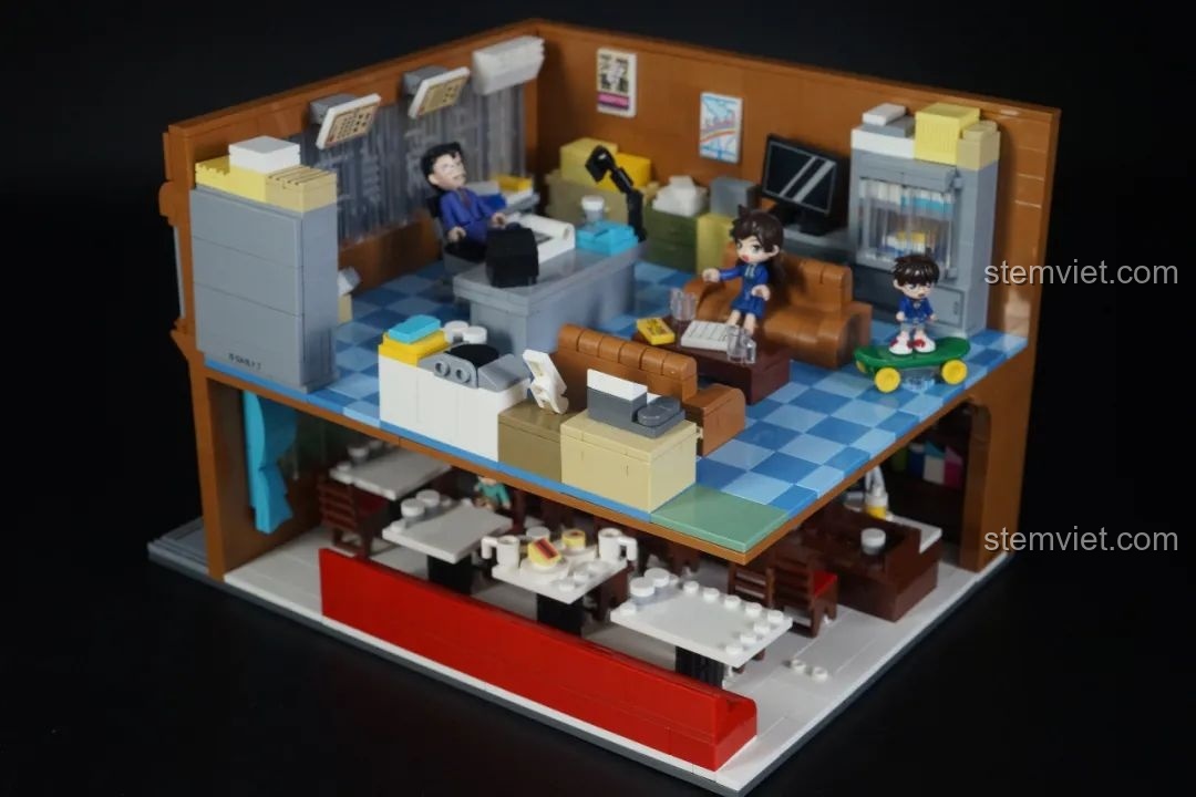 Minifigure Mori Kogoro ngồi tại bàn làm việc trong Văn phòng Thám tử Mori Keeppley K20709, đồ chơi mô hình Văn phòng Thám tử Mori.