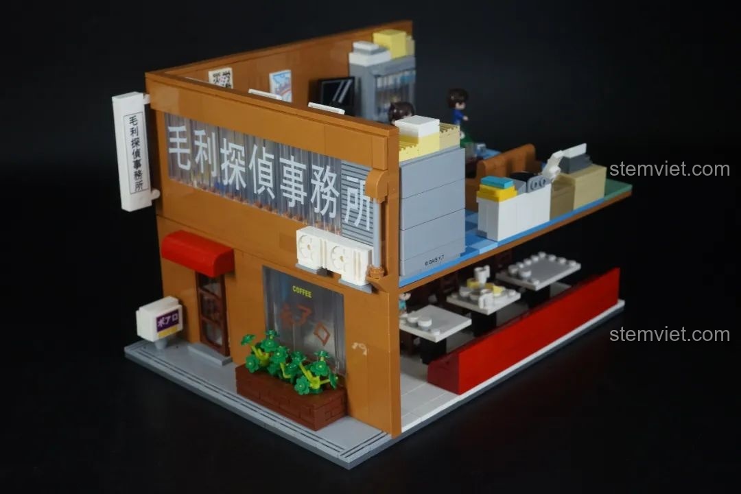Minifigure Conan đứng ở lối vào cầu thang của mô hình Keeppley K20709 Văn phòng Thám tử Mori.