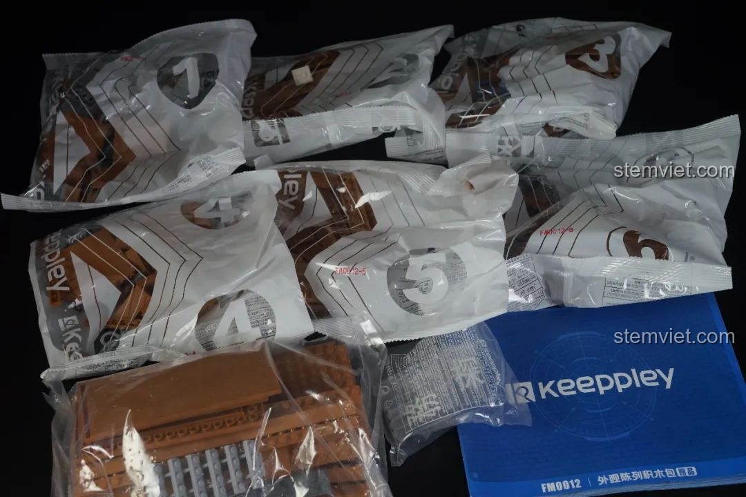 Minifigures Ran Mori và Conan đứng trước mô hình Keeppley K20709 Văn phòng Thám tử Mori, đồ chơi lắp ráp Thám tử lừng danh Conan.