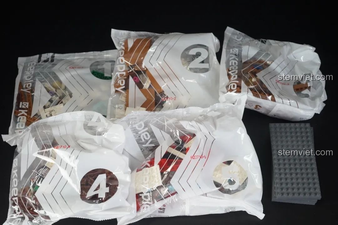 Các túi mảnh ghép được đánh số của bộ lắp ráp Keeppley K20710 quán cà phê Poirot, đồ chơi lắp ráp chất lượng cao.