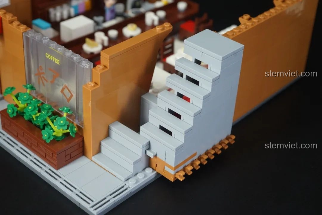 Góc nhìn bên ngoài quán cà phê Poirot của bộ Keeppley K20710, bộ khối lắp ghép Trụ sở Thám tử Mori.